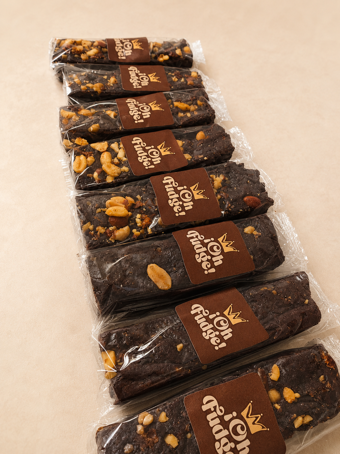 Barras de brownie Oh Fudge con frutos secos en fila